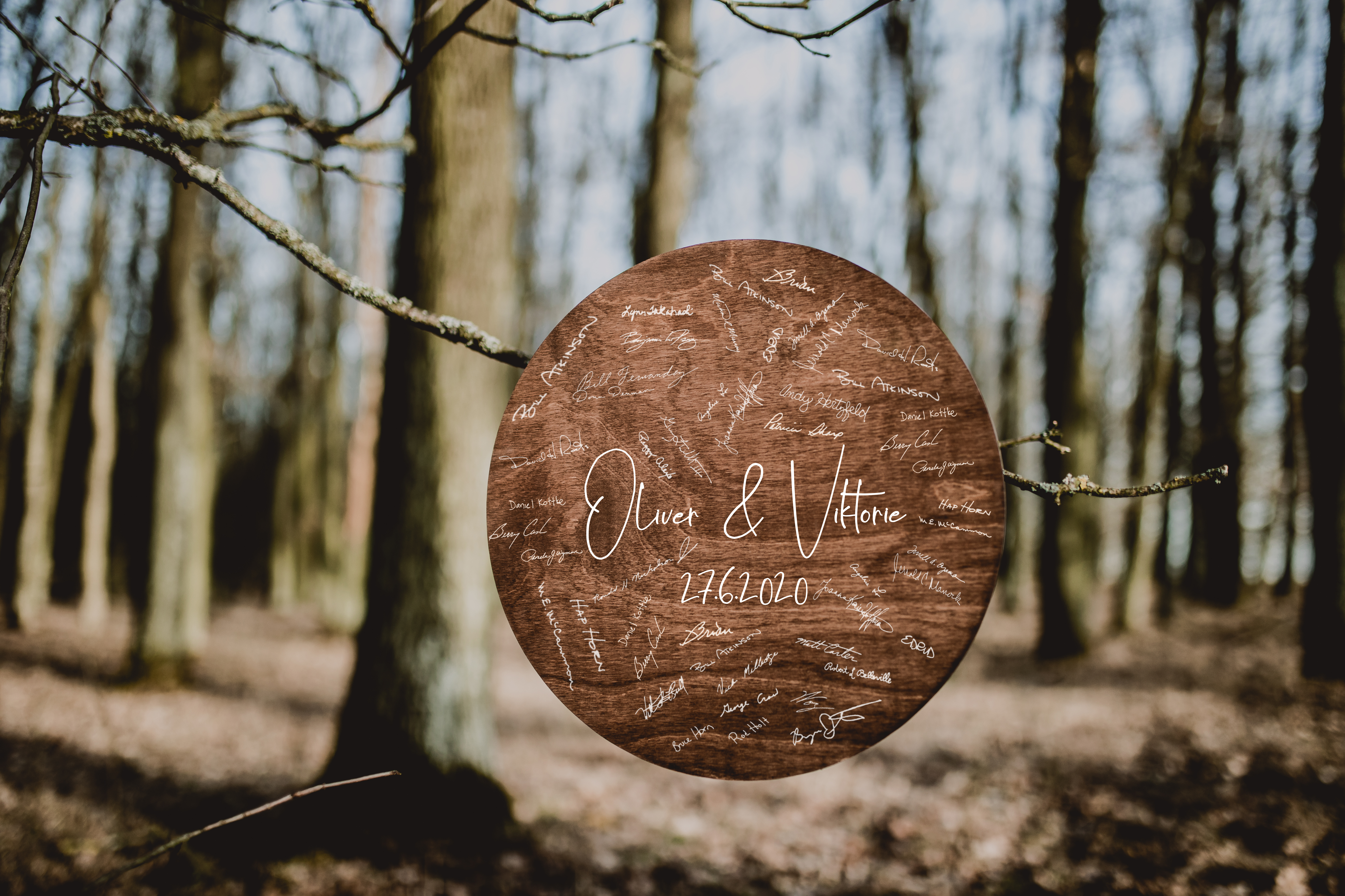 Kulatá dřevěná podpisová deska na svatbu s podpisy hostů